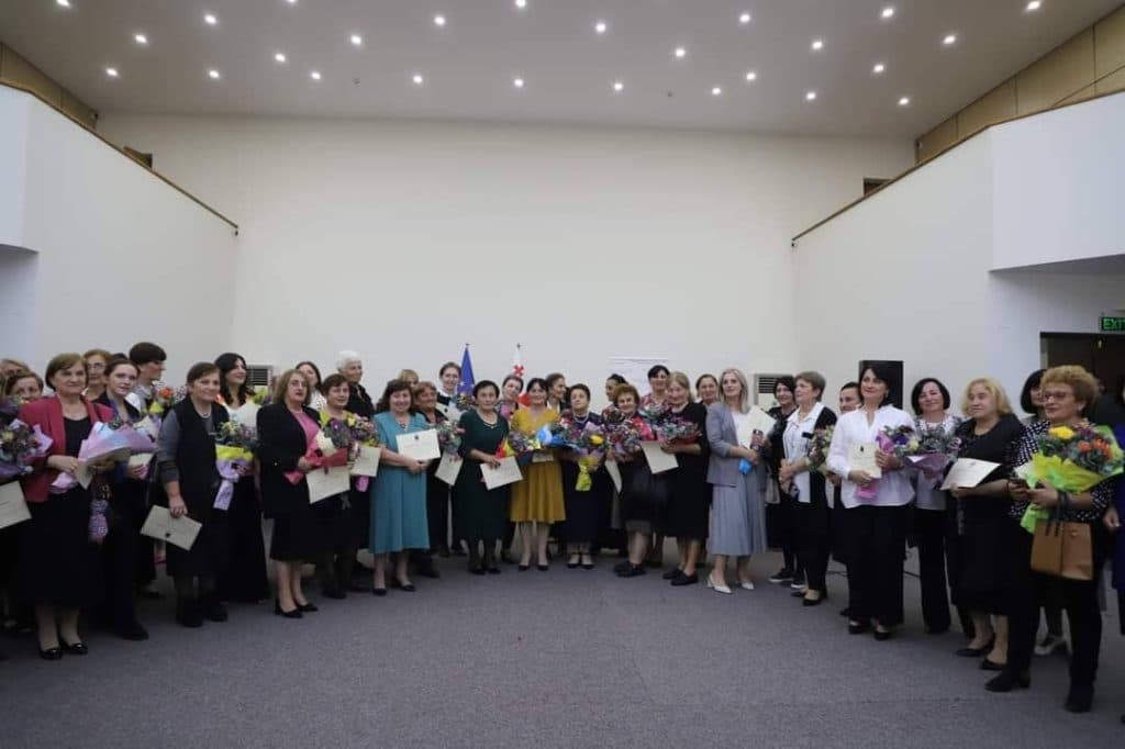 ზუგდიდის მუნიციპალიტეტის მერიამ პედაგოგებს პროფესიული დღე მიულოცა და ფულადი ჯილდო გადასცა - image 2