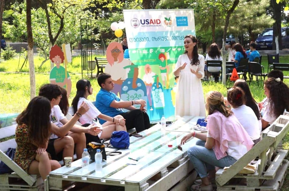 სამეგრელოს, შიდა ქართლისა და კახეთის რეგიონებში ახალგაზრდული საგანმანათლებლო პროგრამა – ,,ჰიგიენის მცველები“ გრძელდება