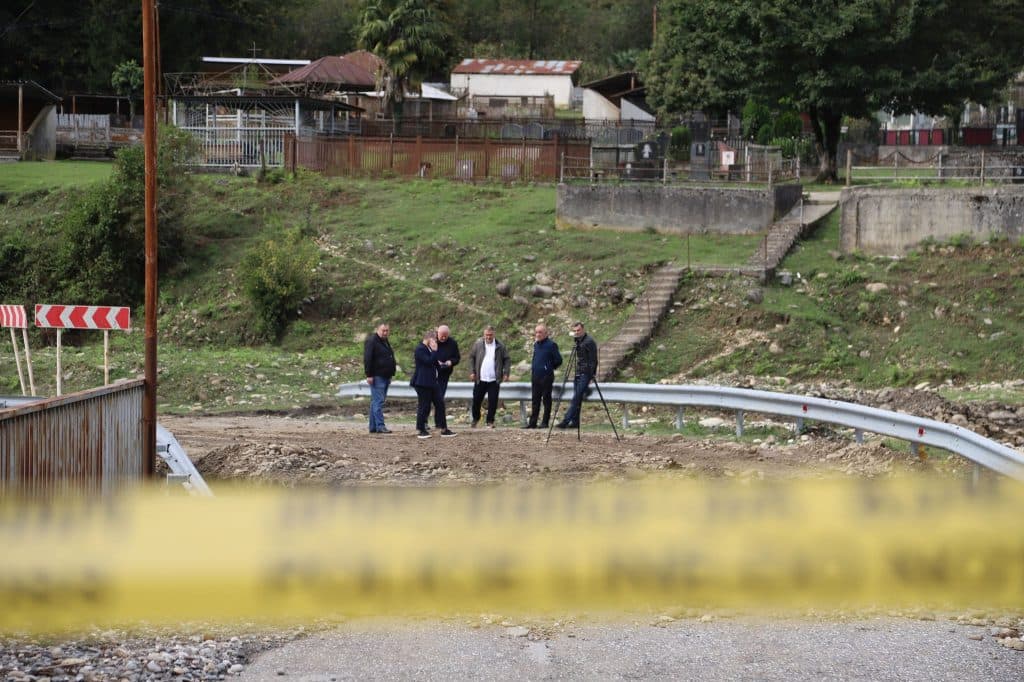 სამეგრელო-ზემო სვანეთის გუბერნიის ორგანიზებით ფახულანში სტიქიის დროს დაზიანებული ხიდის აღდგენა მიმდინარეობს - image 3