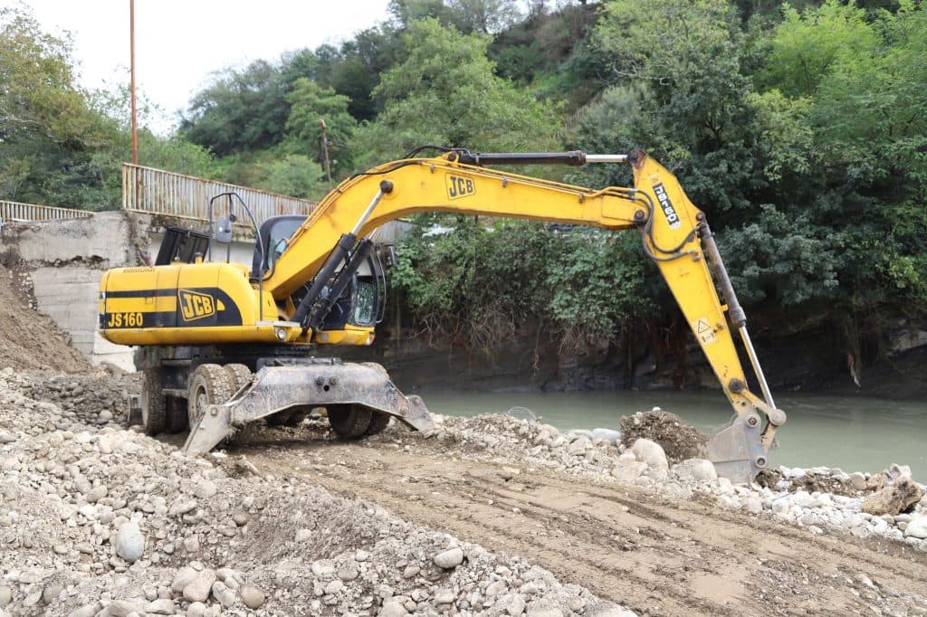 სამეგრელო-ზემო სვანეთის გუბერნიის ორგანიზებით ფახულანში სტიქიის დროს დაზიანებული ხიდის აღდგენა მიმდინარეობს - image 2