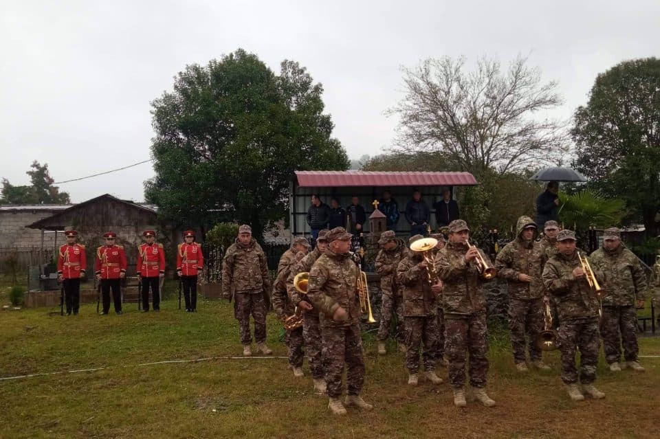რუსეთ-უკრაინის ომში გმირულად დაღუპული ედიშერ კვარაცხელია დღეს, მშობლიურ წალენჯიხაში სამხედრო პატივით დაკრძალეს