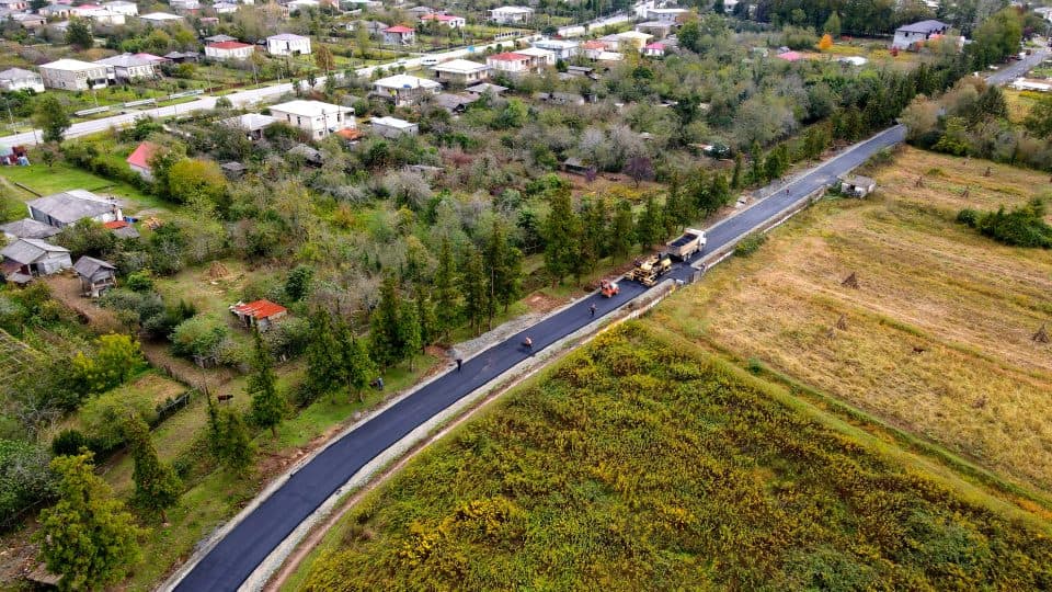 ქალაქ ხობში გზის რეაბილიტაციის დასკვნითი სამუშაოები მიმდინარეობს