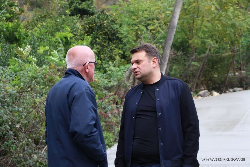 სენაკში, ჯიხას ქუჩაზე, საგზაო ინფრასტრუქტურული სამუშაოები მიმდინარეობს - image 2