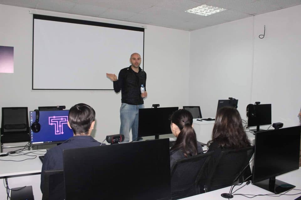 პავლე მგელაძე წალენჯიხის IT სკოლას ეწვია