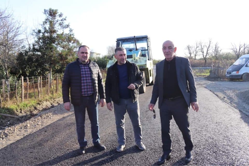 ხობის მუნიციპალიტეტის პირველი მაისის საგაბისონიოს უბანში გზის რეაბილიტაცია მიმდინარეობს