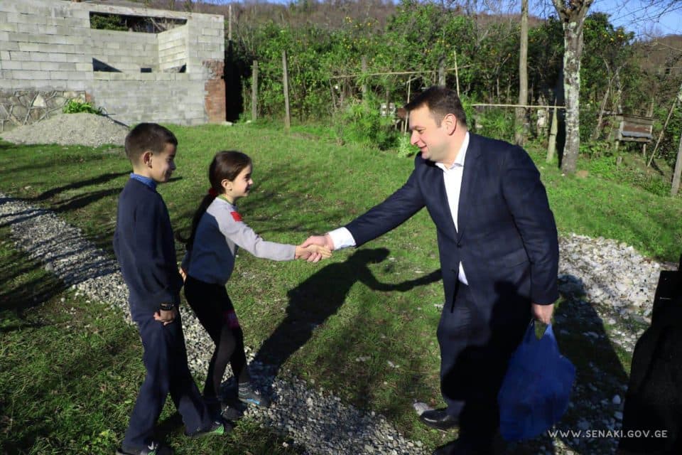 სენაკის მერმა სოციალურად დაუცველ და განსაკუთრებული საჭიროების მქონე ოჯახებს საახალწლო ნობათები გადასცა