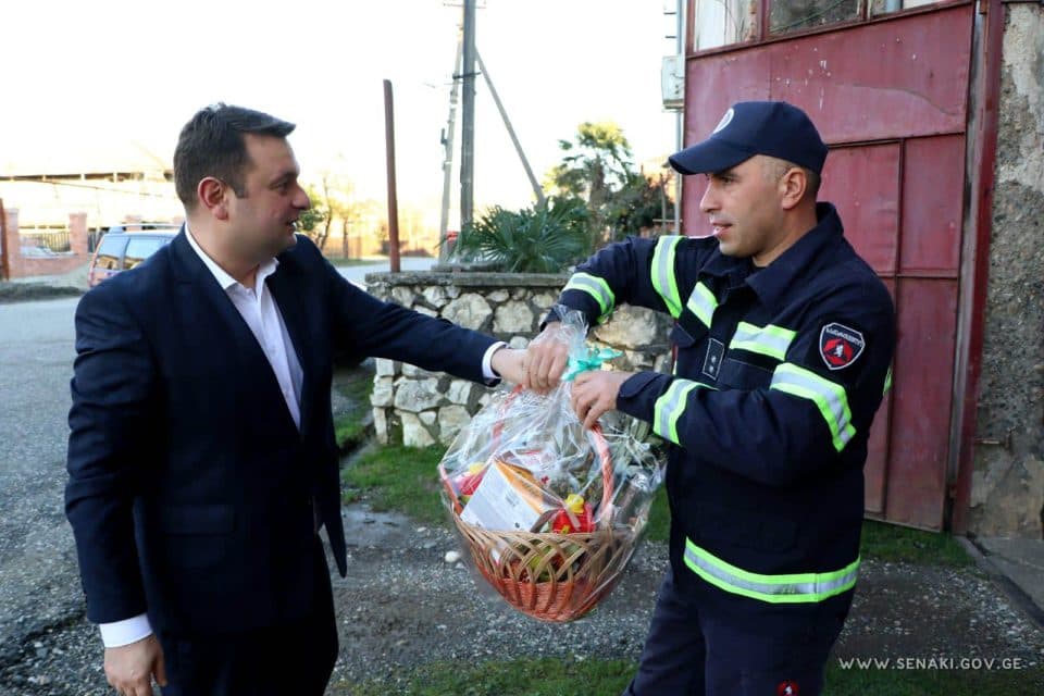 სენაკის მერმა მედიკოსებს, პოლიციელებს და მეხანძრე-მაშველებს დამდეგი 2023 წელი მიულოცა