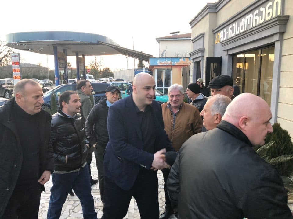 ნიკა მელია მხარდამჭერებს რესტორანში ხვდება [ფოტო]