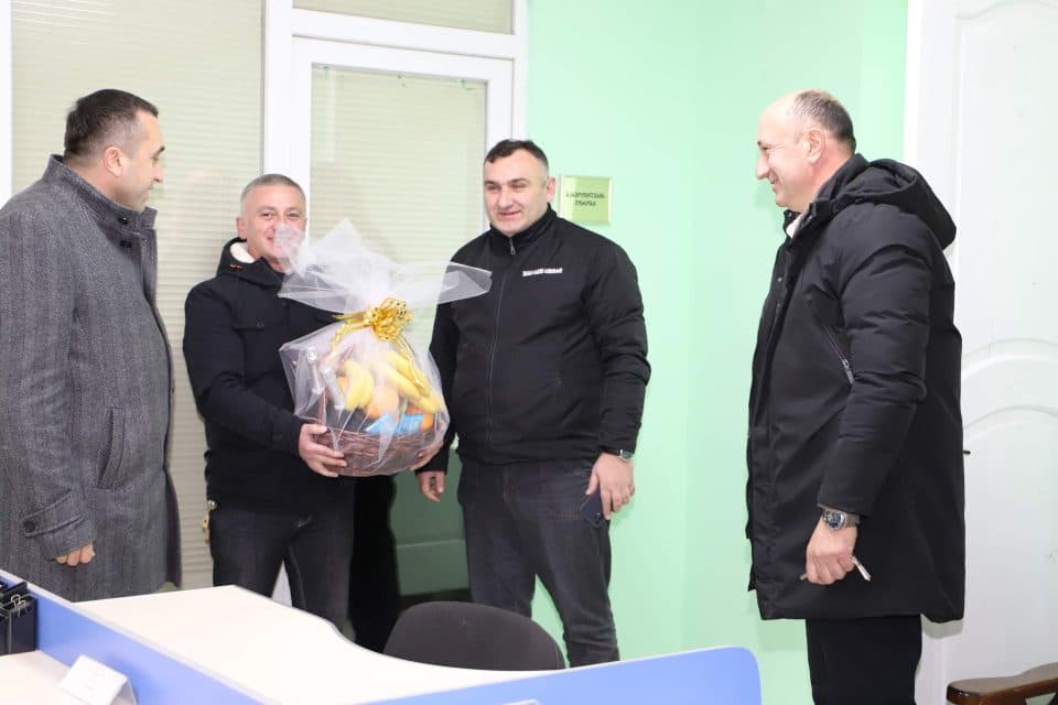 მარტვილის მუნიციპალიტეტის მერმა თორნიკე ჯანაშიამ და საკრებულოს თავმჯდომარის მოადგილემ კობა დარჯანიამ ახალი წელი იმ უწყებებს მიულოცეს, რომლებიც 24 საათიან რეჟიმში მუშაობენ