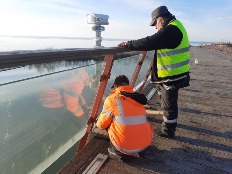 ანაკლია-განმუხურის დამაკავშირებელ საფეხმავლო ხიდზე დაზიანებული მინის მოაჯირების აღდგენა მიმდინარეობს