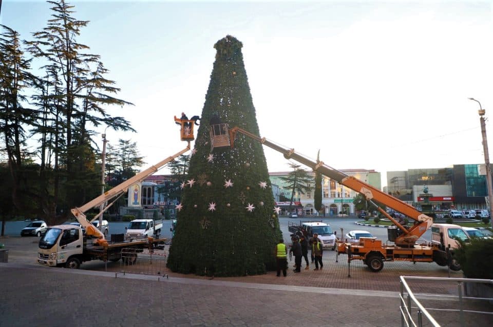 უსაფრთხოებიდან გამომდინარე ზუგდიდის ცენტრალური ნაძვის ხის დემონტაჟი მოხდა