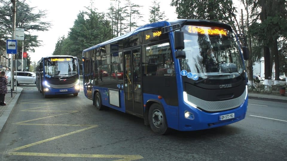 ზუგდიდში საბავშვო ბაღის თანამშრომლები მუნიციპალურ ავტობუსებში 50%-იანი ფასდაკლებით ისარგებლლებენ