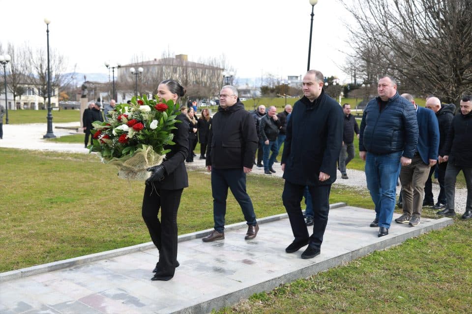 საბჭოთა ოკუპაციის დღესთან დაკავშირებით ზუგდიდში 1924 წლის აჯანყებულთა მემორიალი გვირგვინით შეამკეს