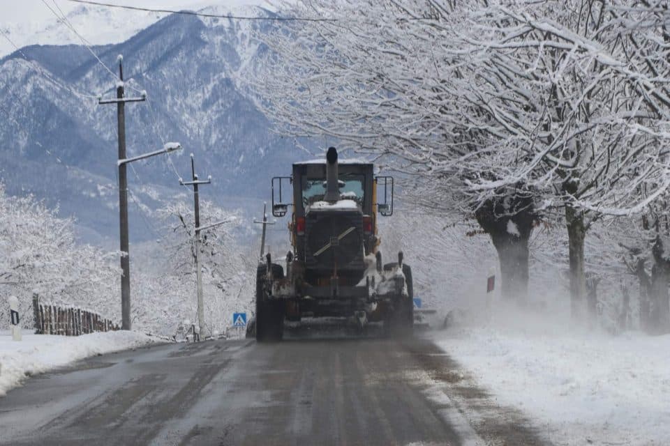 წალენჯიხის მუნიციპალიტეტში თოვლისგან საავტომობილო გზების გაწმენდითი სამუშაოები მიმდინარეობს