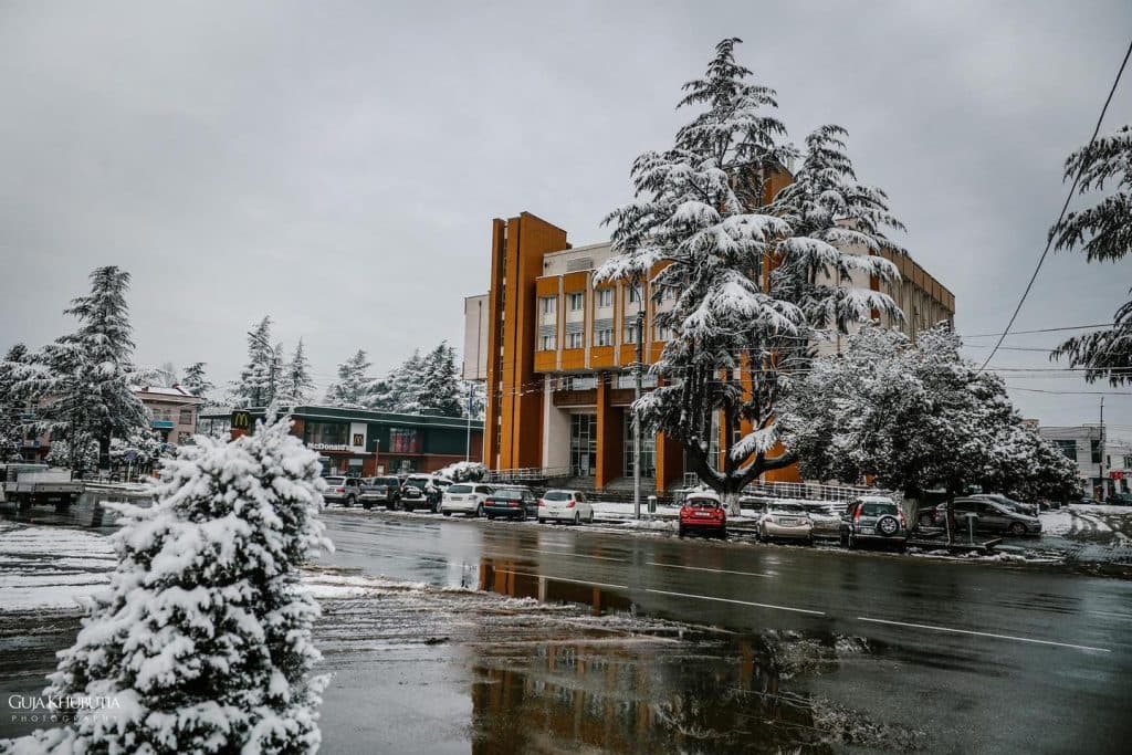 დათოვლილი ზუგდიდი - image 5