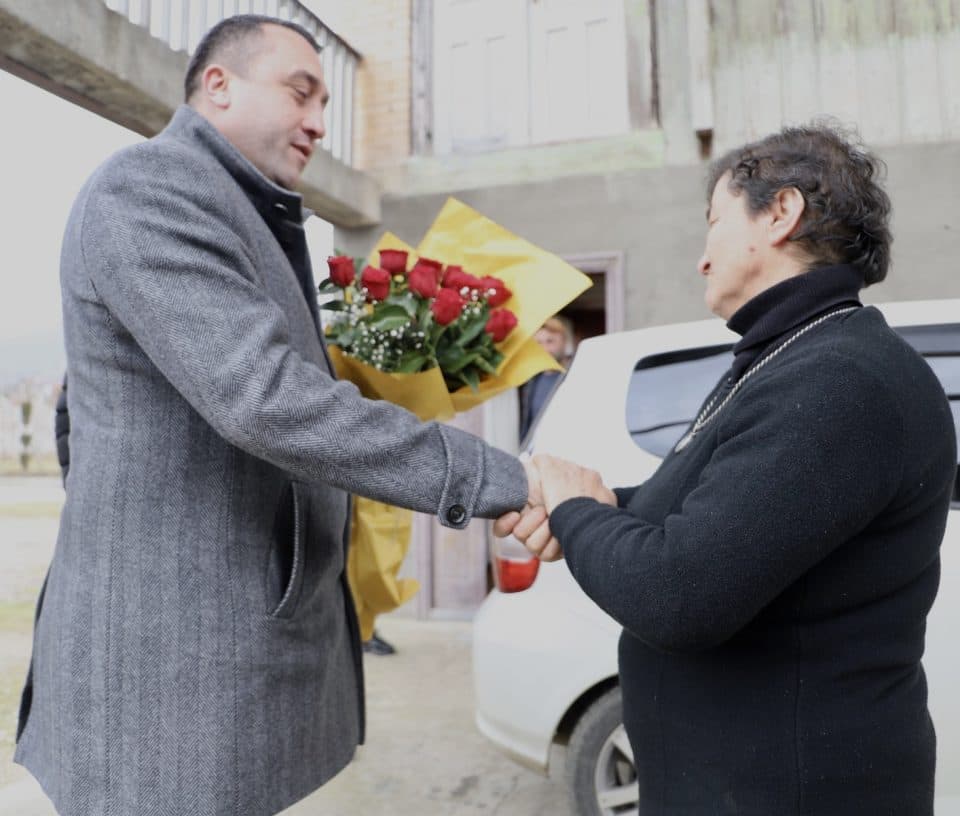 მარტვილის მუნიციპალიტეტის მერმა, ომში დაღუპული ჯარისკაცის დედებს, დედის დღე მიულოცა