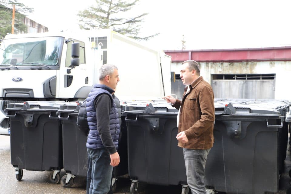 მარტვილის მუნიციპალიტეტს ნარჩენების კონტეინერები გადაეცა