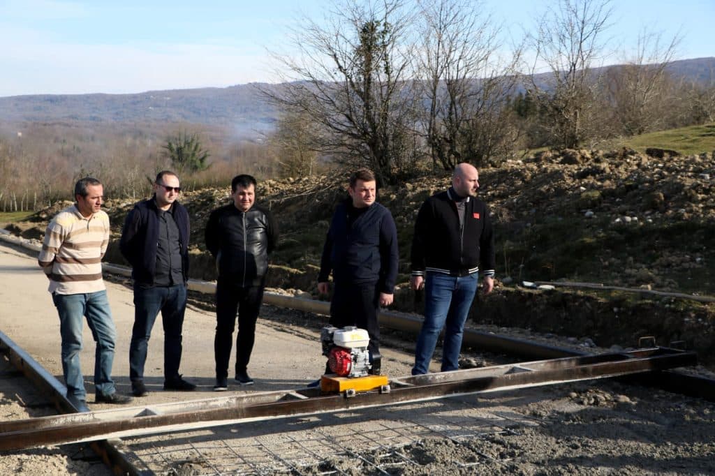 სენაკის მერი ხორშში მიმდინარე საგზაო ინფრასტრუქტურულ სამუშაოებს გაეცნო - image 2