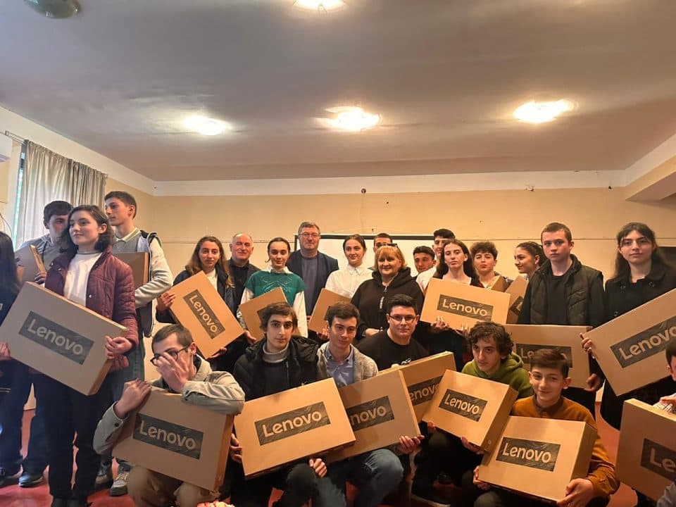 ჩხოროწყუში წარჩინებულ მოსწავლეებს კომპიუტერები გადასცეს