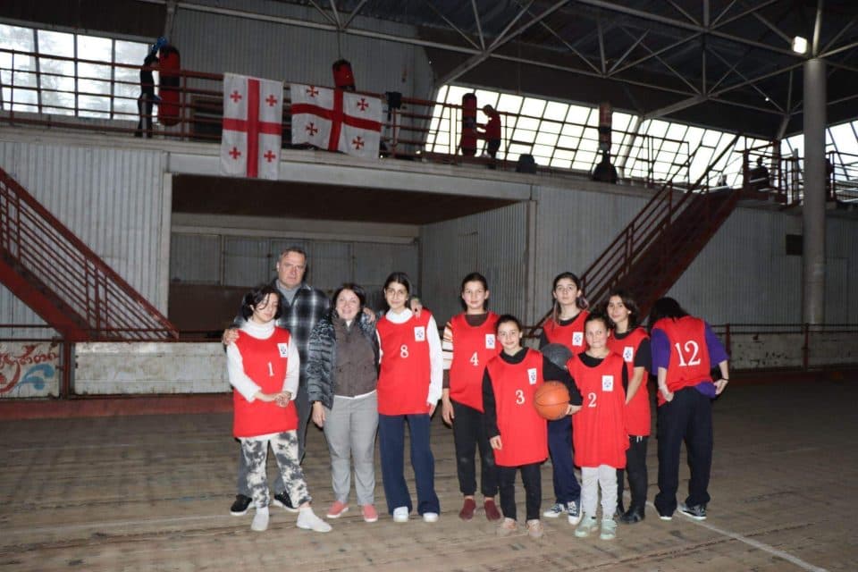 წალენჯიხის მერიამ სპორტის აიპის აღსაზრდელებს ფორმები გადასცა