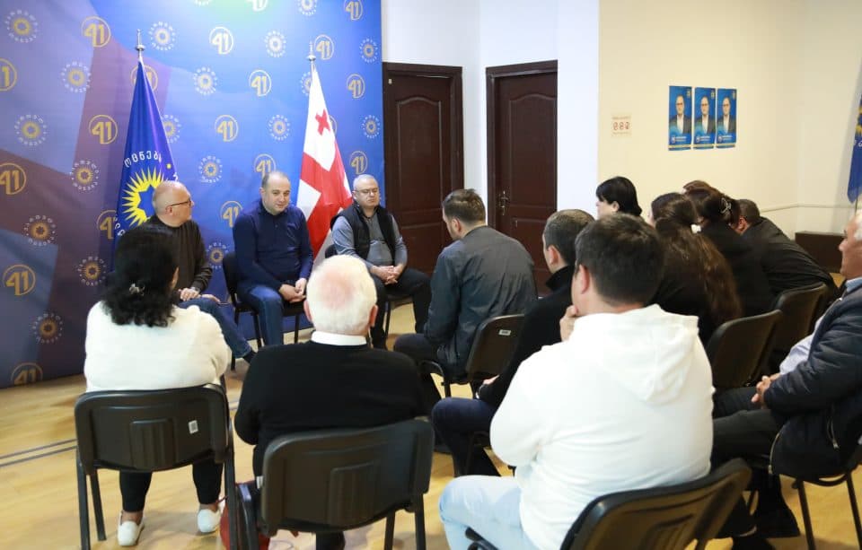 ირაკლი ჩიქოვანი ზუგდიდის საკრებულოს წევრებს შეხვდა