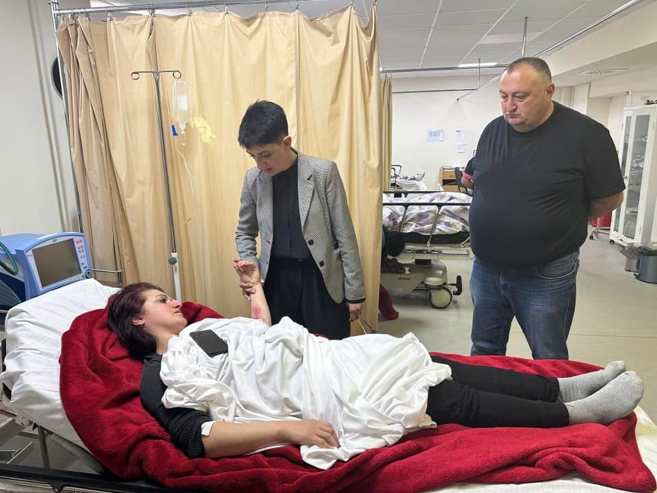 ჯვარში აივნის ნაწილის ჩამონგრევის შედეგად დაზიანებული მოქალაქე გუბერნატორის მოადგილეებმა მოინახულეს