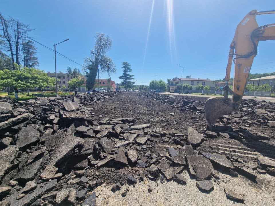 წალენჯიხაში გიორგი მებონიას სახელობის მოედნის მოწყობა მიმდინარეობს