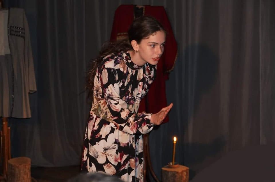 ზუგდიდის მოსწავლე ახალგაზრდობის სასახლეში მონოსპექტაკლი „სისატურა“ ჩატარდა