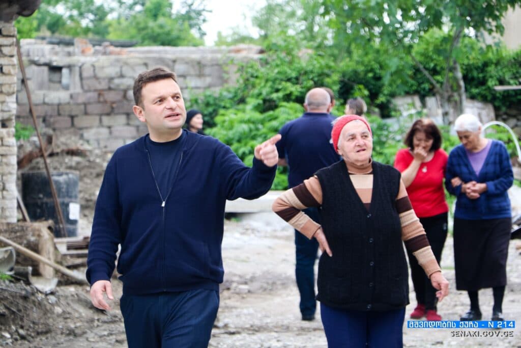 სენაკის მერი მშვიდობის ქუჩაზე მიმდინარე სამუშაოებს გაეცნო და მოსახლეობას შეხვდა - image 2