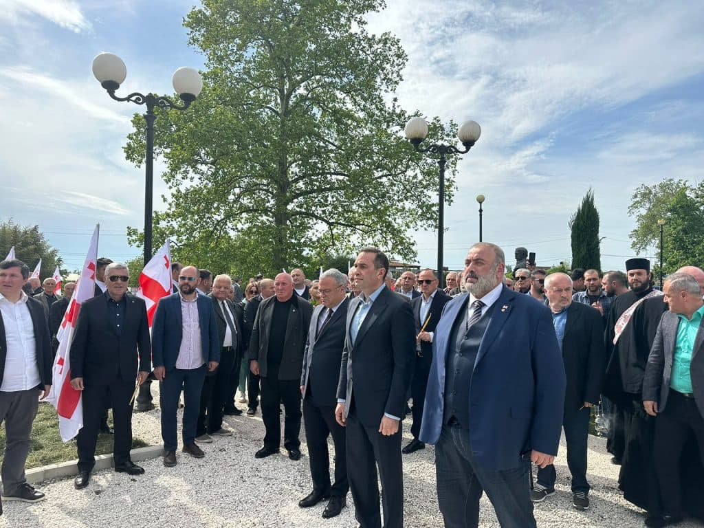 ზუგდიდში მამია ალასანიას ბიუსტი გაიხსნა [POTO, VIDEO, REEL] - image 2