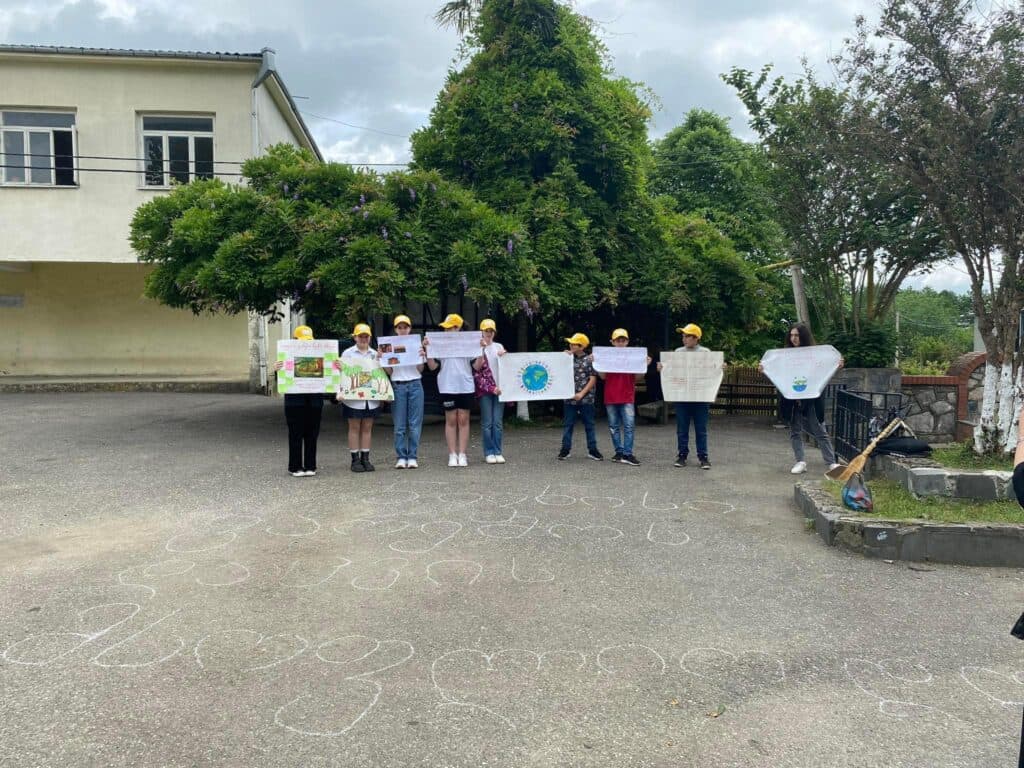 ხეთის საჯაროს სკოლის მე-8 კლასის მოსწავლეებმა გარემოს დაცვის დღე აქტივობებით აღნიშნეს - image 2