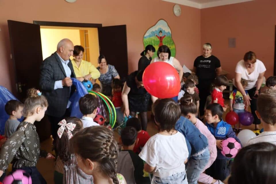 წალენჯიხის ბაღებში ბავშვთა დაცვის დღესთან დაკავშირებით საჩუქრები დაარიგეს