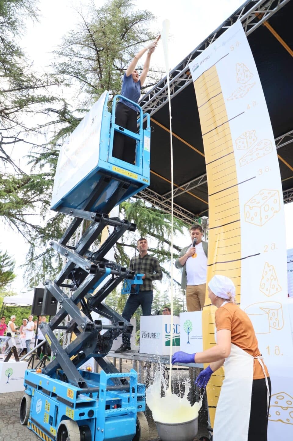 რეკორდი – ზუგდიდში ყველაზე გრძელი სულუგუნი გაწელეს