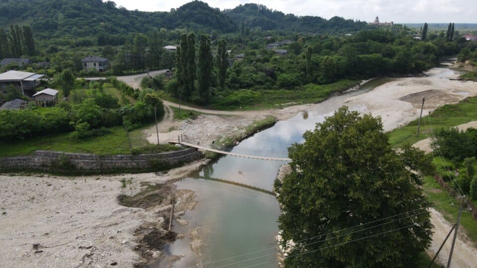 ხობის მუნიციპალიტეტის პირველი მაისის ადმინისტრაციულ ერთეულში ხიდი და გაბიონი მოეწყო