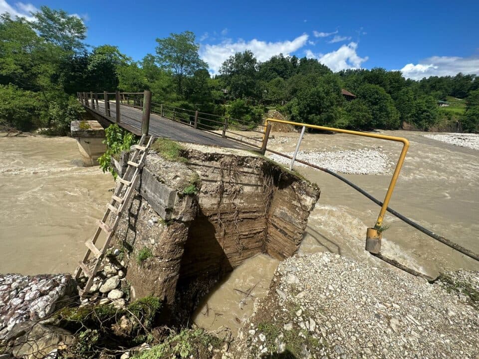 სტიქია წალენჯიხის სოფელ ნაგურუში 12 ოჯახი ხიდის გარეშე დარჩა