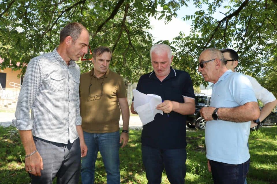 სტიქიის შედეგებს გუბერნატორის მოადგილე და წალენჯიხის მერი ეცნობიან