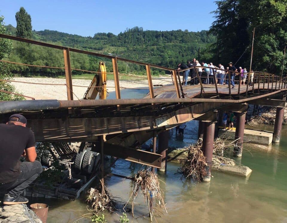 ჩხოროწყუში ხიდის ჩაიმტვრევას სატვირთოს მძღოლის სიციცხლე ემსხვერპლა