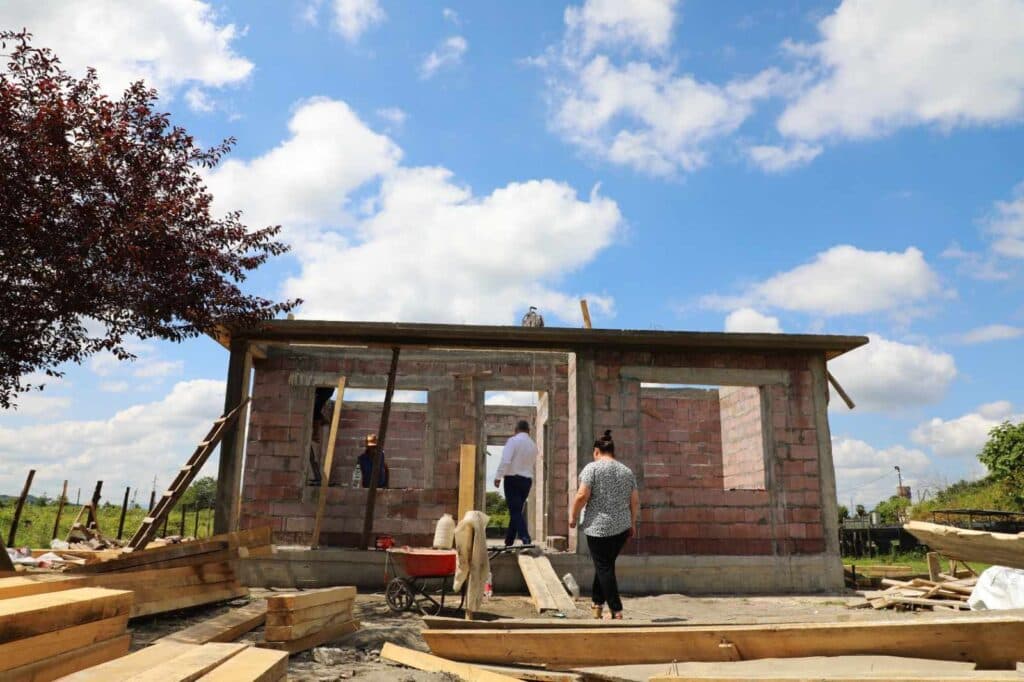 ზუგდიდში მანიების რვასულიან ოჯახს მერია სახლს უშენებს - image 2