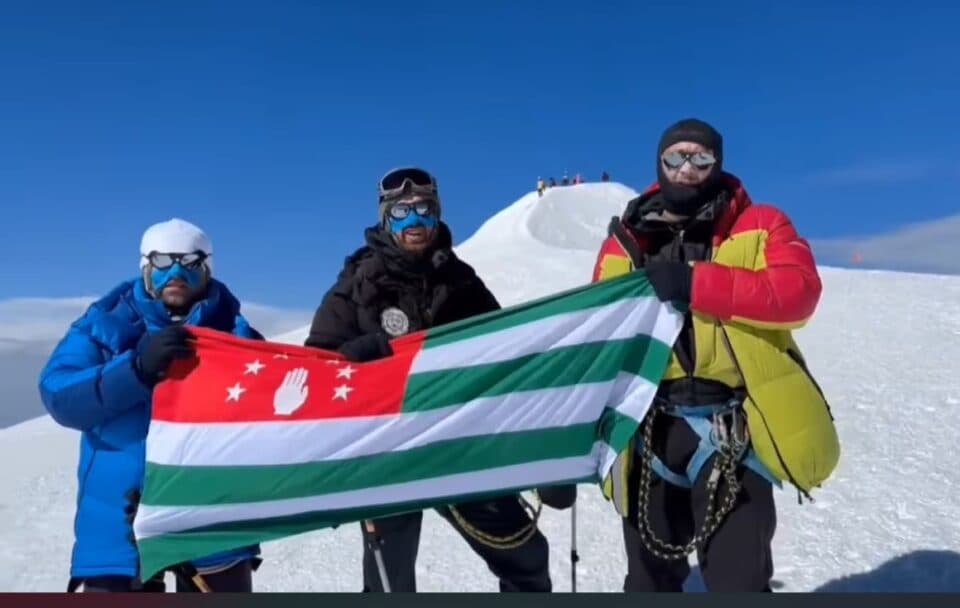 მთამსვლელებმა აფხაზეთის ე.წ. დროშა ელბრუსზე აიტანეს