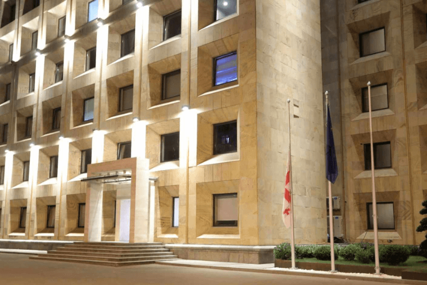 კურორტ შოვში სტიქიური უბედურების შედეგად დაღუპულთა ხსოვნის პატივსაცემად, მთავრობის ადმინისტრაციის შენობასა და საქართველოს მთელ ტერიტორიაზე სახელმწიფო დროშები დაეშვა