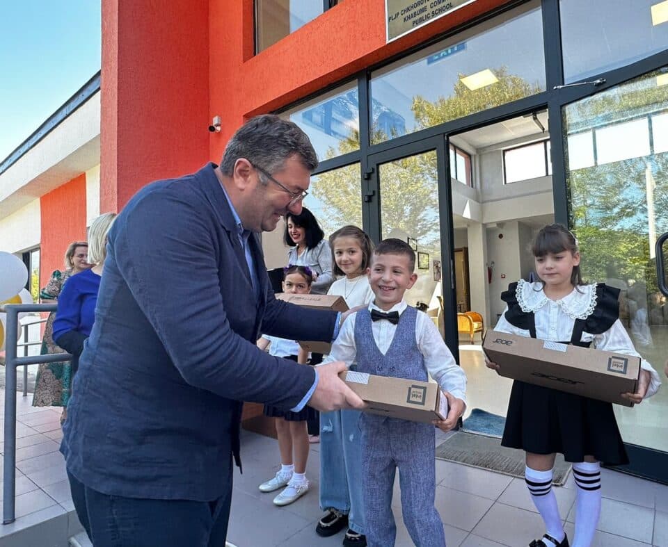 ჩხოროწყუს მერმა პედაგოგებს და მოსწავლეებს სასწავლო პროცესის დაწყება მიულოცა