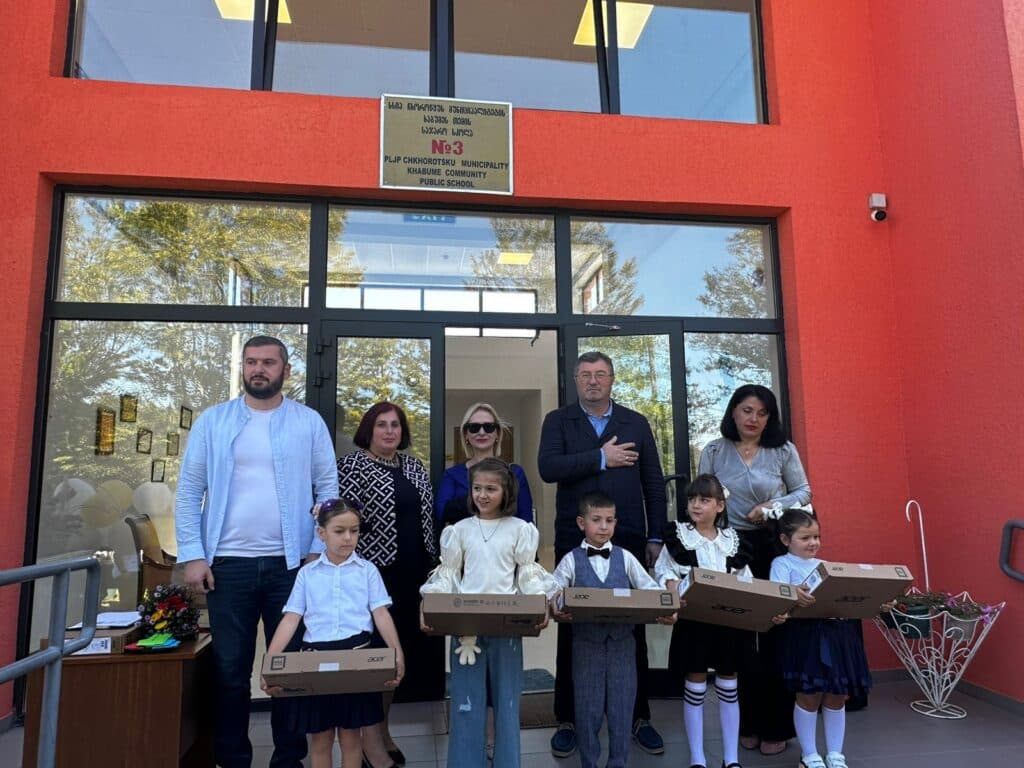 ჩხოროწყუს მერმა პედაგოგებს და მოსწავლეებს სასწავლო პროცესის დაწყება მიულოცა - image 2