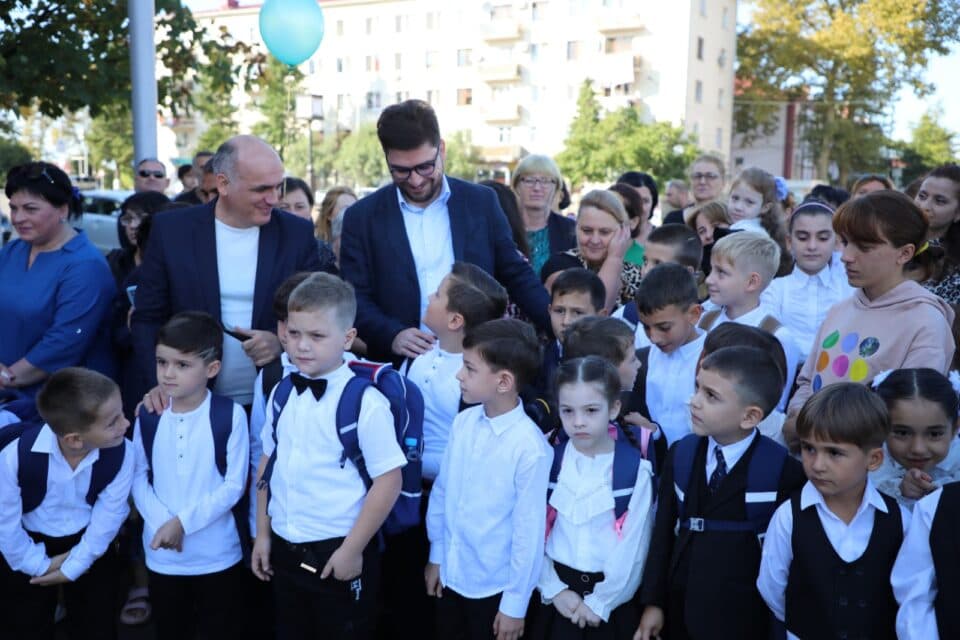 ფოთის მერმა პედაგოგებს და მოსწავლეებს სასწავლო პროცესის დაწყება მიულოცა