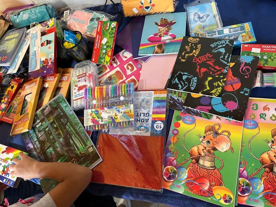 სოციალურად დაუცველ ფოთელ მოსწავლეებს სასკოლო ჩანთები და სასწავლო ნივთები მერიამ გადასცა