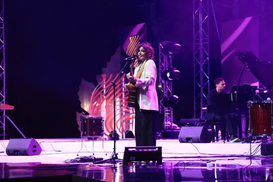 ზუგდიდში ღვინის რეების გალა კონცერტზე იტალიელმა შემსრულებელმა კიარა ჩიველომ იმღერა