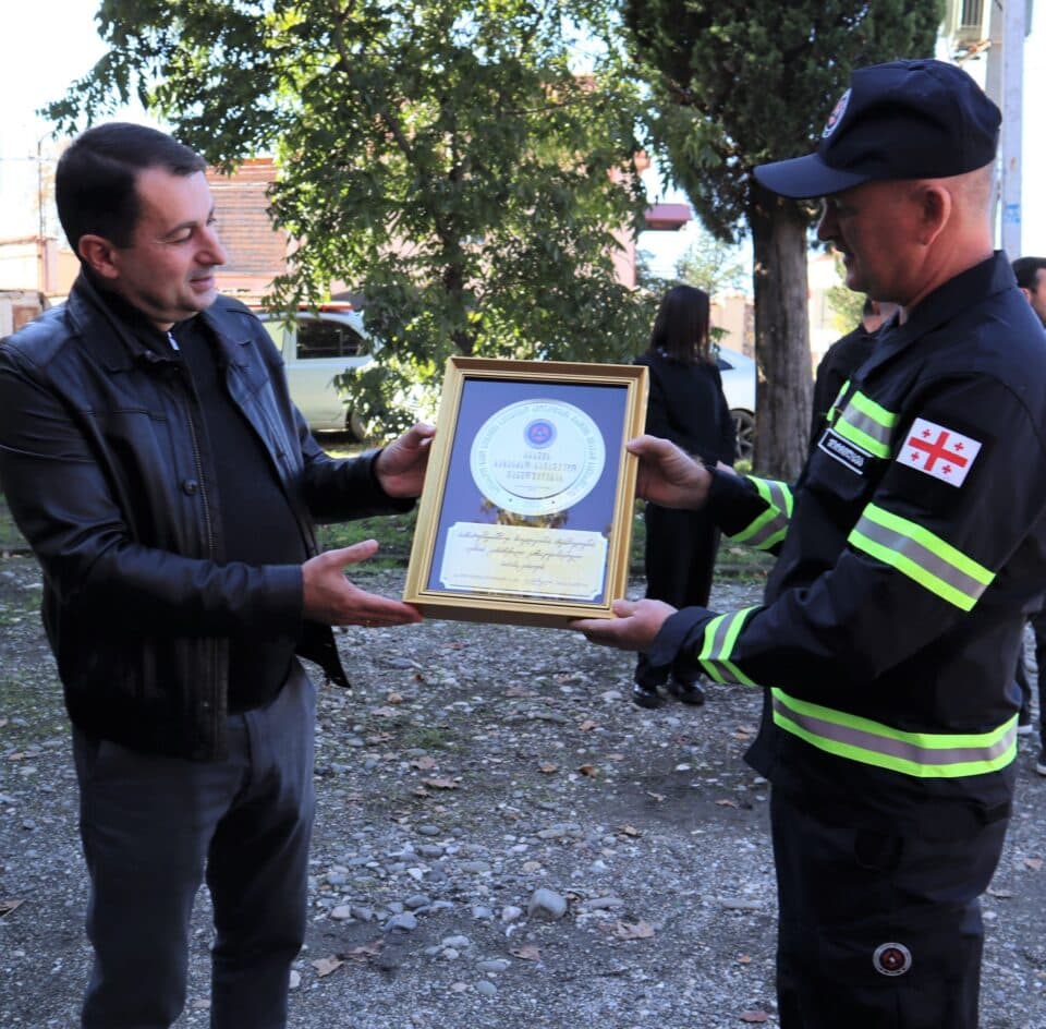 გიგა გაბელაიამ აბაშის სახანძრო-სამაშველო განყოფილებას განსაკთრებული სიმამაცისთვის მადლობის სიგელი გადასცა