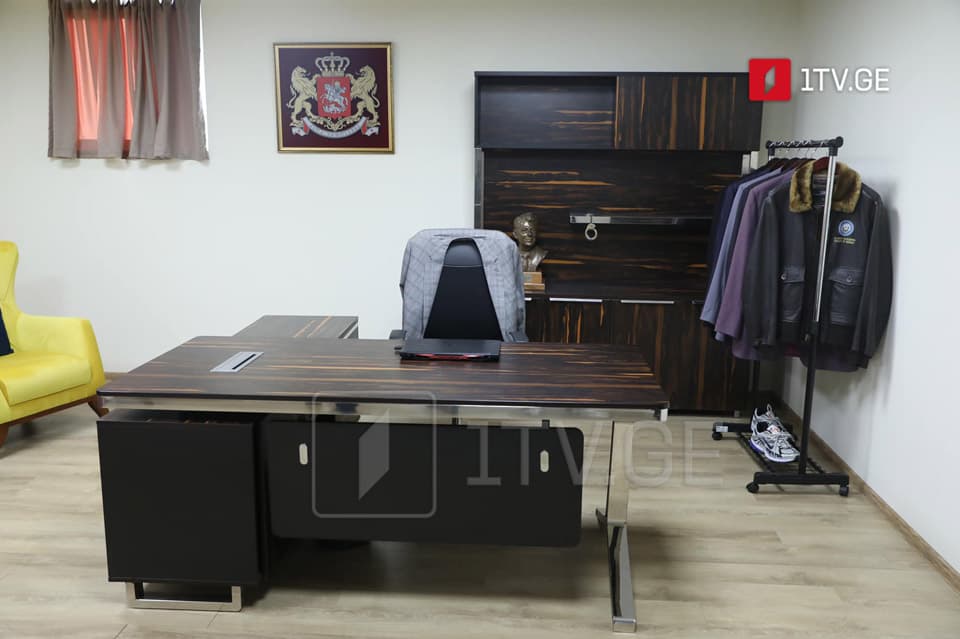 სააკაშვილის ,,საზოგადოებრივ ოფისში” მისი ტანსაცმლებიც გამოფინეს