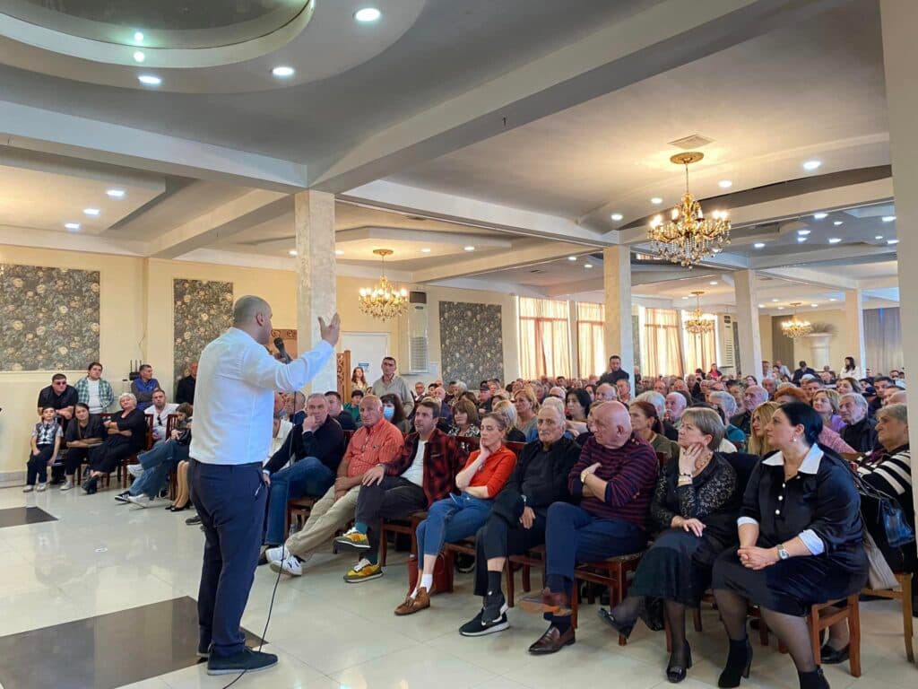 ვინ წავიდა და ვინ მიდის სამეგრელოში „ენმ“-დან ▶ რა გამოჩნდა ნიკა მელიას შეკრებაზე ზუგდიდში - image 2