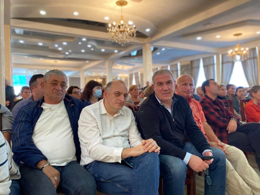 ვინ წავიდა და ვინ მიდის სამეგრელოში „ენმ“-დან ▶ რა გამოჩნდა ნიკა მელიას შეკრებაზე ზუგდიდში - image 4