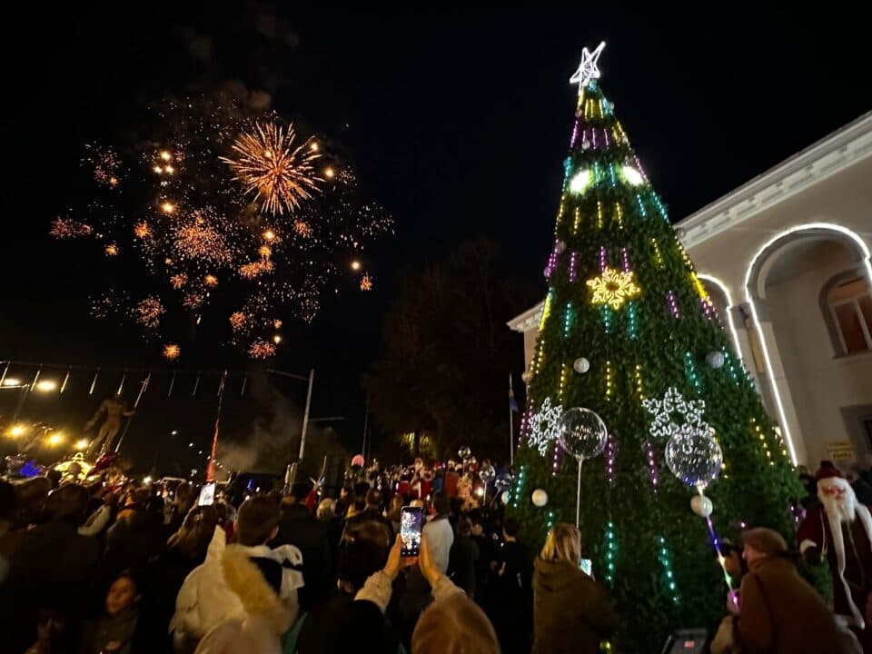 ჩხოროწყუს მუნიციპალიტეტში ქალაქის მთავარი ნაძვის ხე საზეიმოდ განათდა